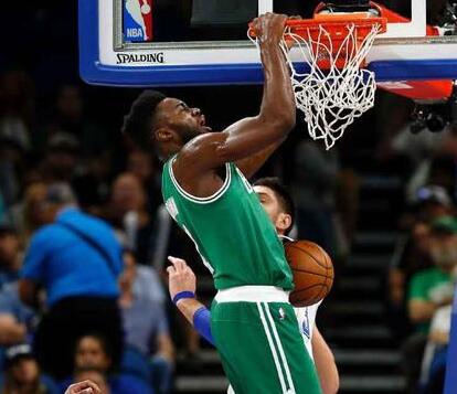 连续5个英超客场送助攻，B费成历史第五人（英超客场5连场送助攻，B费跻身历史第五）