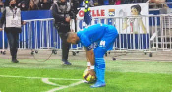 球迷：对方防他像空气一样