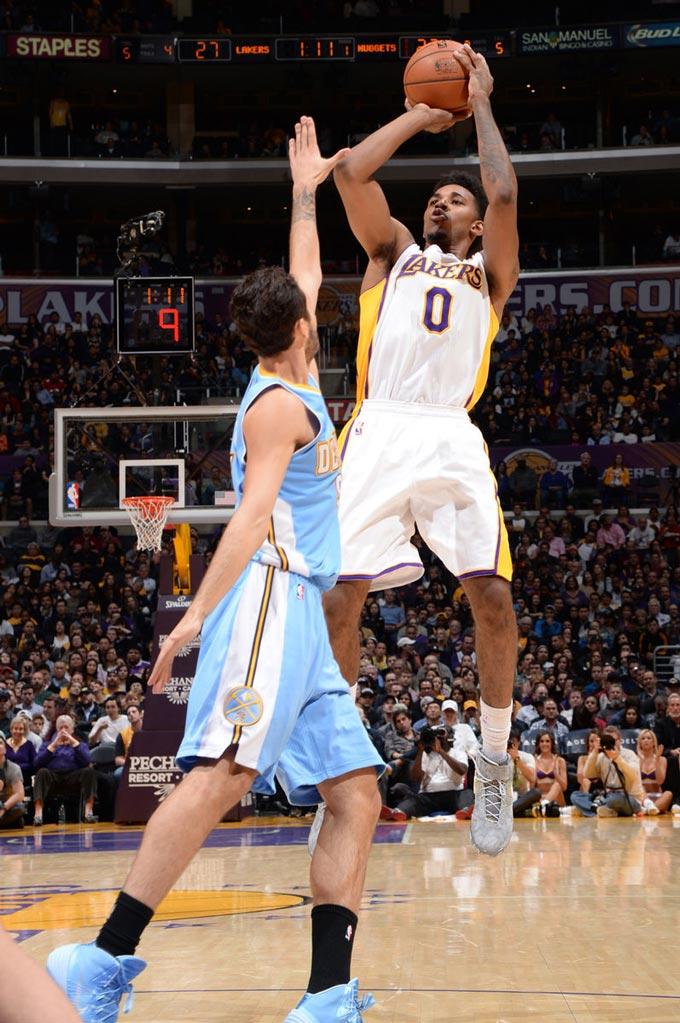 火药味！陶汉林垫脚纪卓违体犯规引刘维伟暴怒 冲到球场内质疑裁判吃T（赛场火药味十足：陶汉林疑似垫脚、纪卓违体，刘维伟怒闯场内质疑判罚被判技犯）