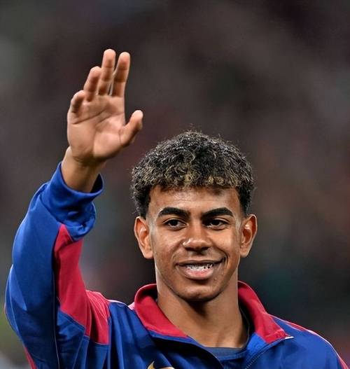 翻修球场，“连滚带爬”为的是“从从容容”（修缮球场：当下的“连滚带爬”，只为明日的“从容不迫”）