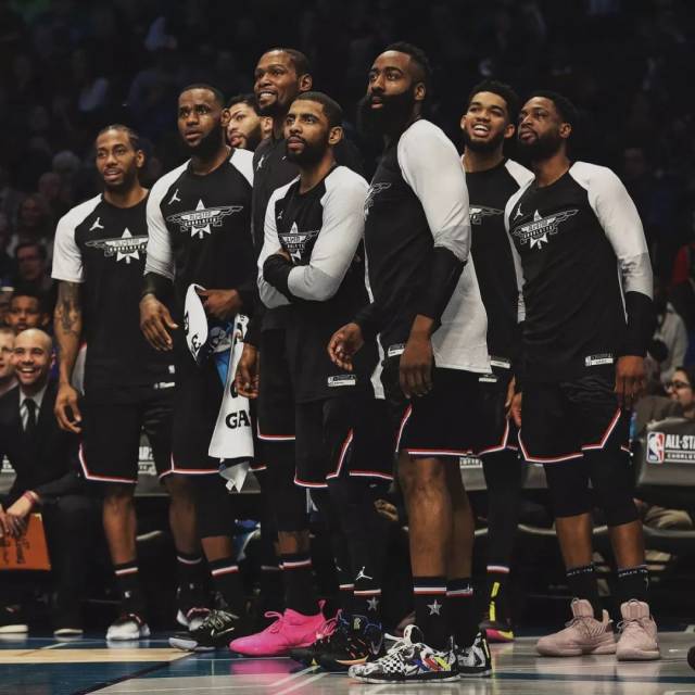 日本队再度成为亚洲希望（日本队再次扛起亚洲希望之旗）