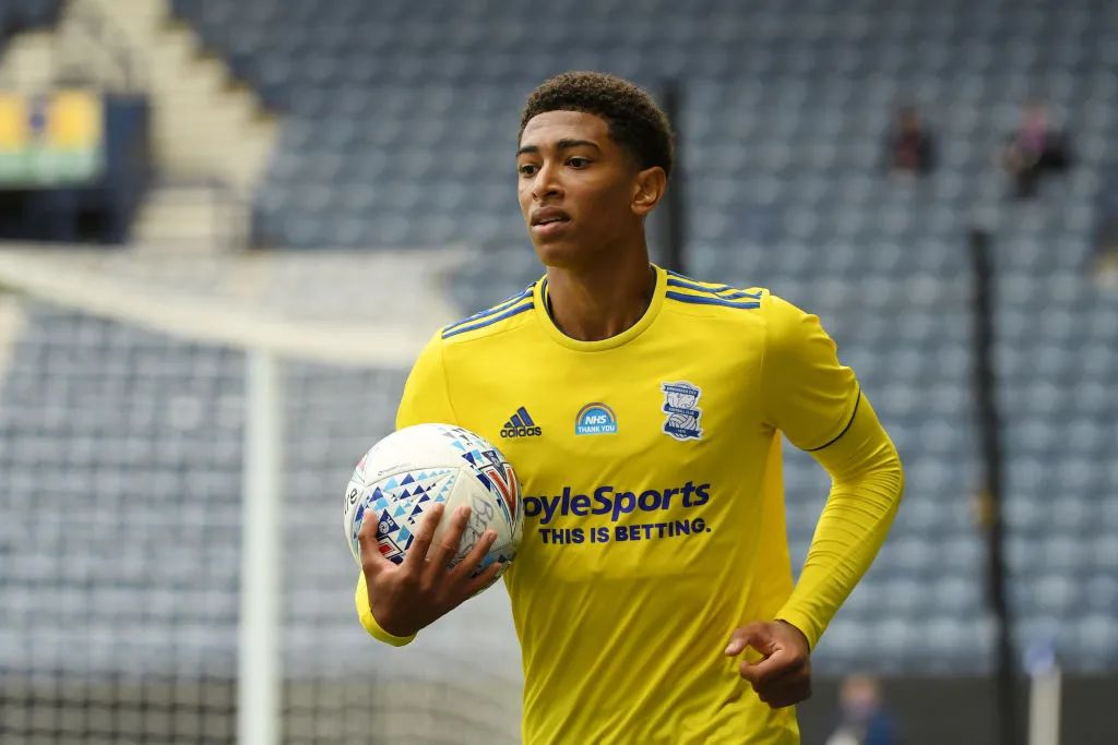 英超最新积分榜：阿森纳39分锁定圣诞榜首；曼城37分排名第二（英超积分最新形势：阿森纳39分领跑圣诞榜，曼城37分居次席）