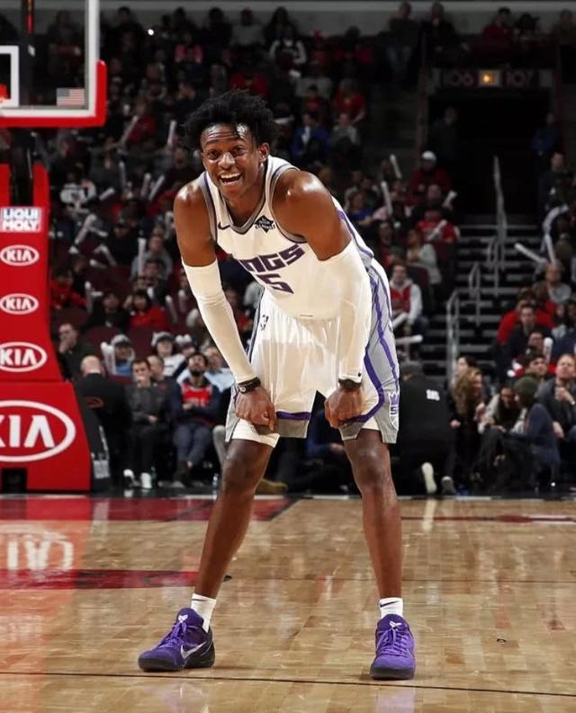 亨利：皇马应该相信阿隆索，上任半年就下课那太荒谬了（亨利：皇马应信任阿隆索，执教半年就解雇太荒唐）