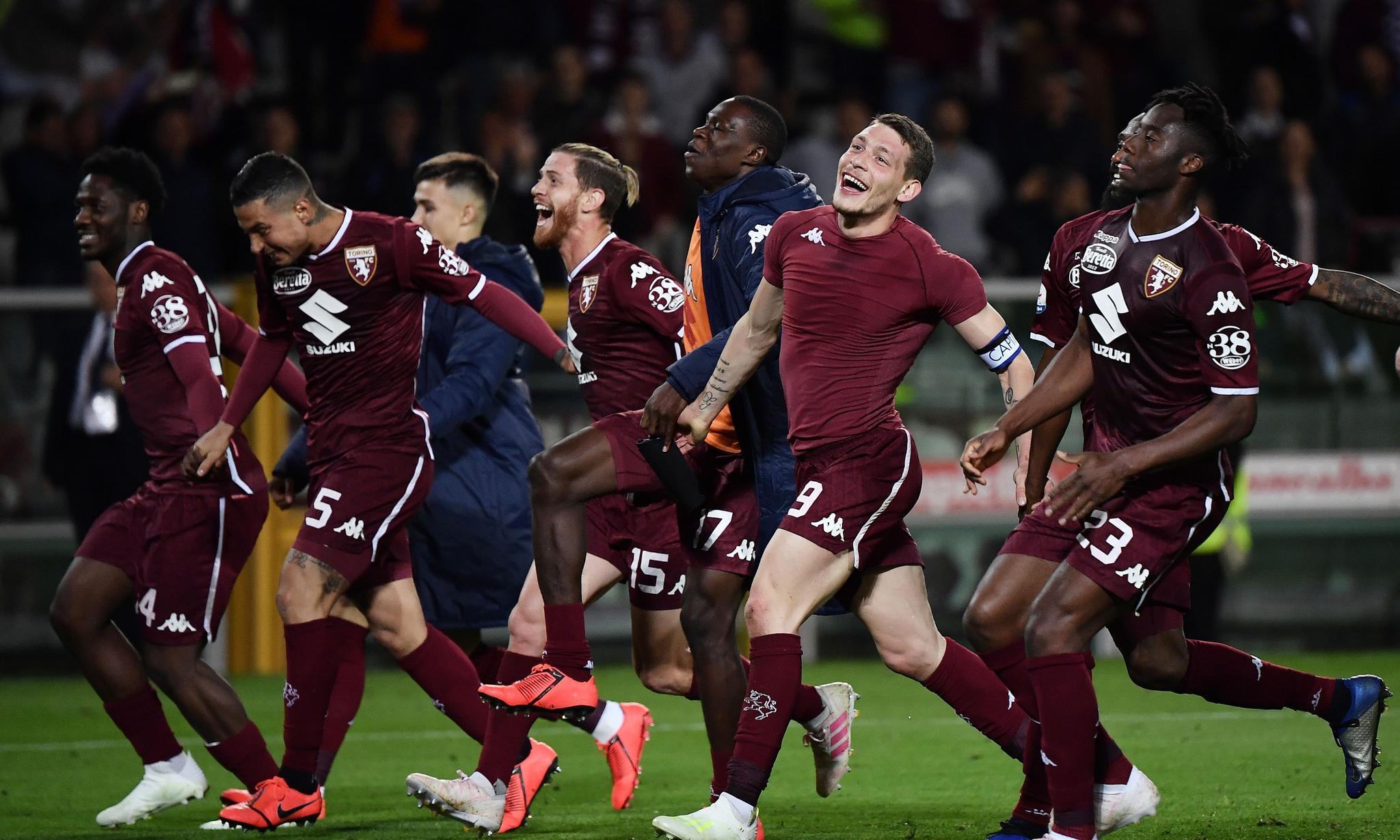 阿尔卡拉斯救球得分引热议，蒂亚福表情包成焦点（阿尔卡拉斯惊险救球掀热议，蒂亚福表情包抢镜）