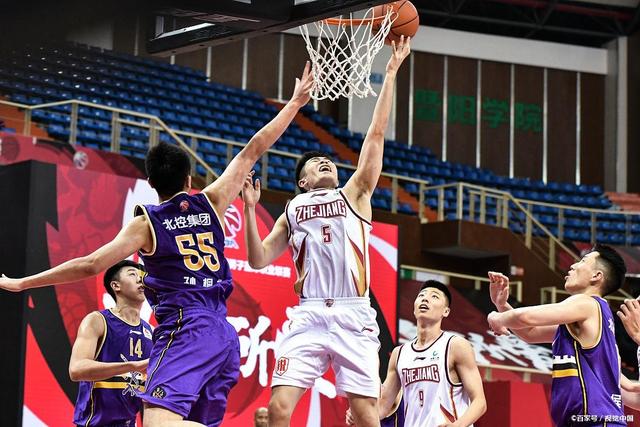 欧文突破防守助攻制胜（欧文强突破防线妙传制胜）