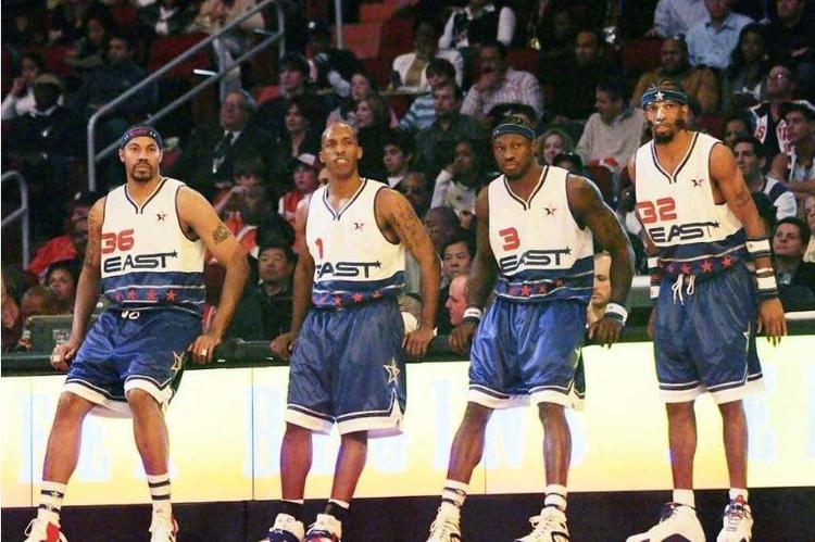 拜仁官方：格纳布里因膝盖问题缺席今日比赛（拜仁通告：格纳布里膝伤无缘今日比赛）