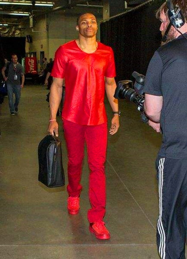 马卡：皇马密切关注科莫后卫拉蒙，英超多队也展开考察（马卡报：皇马紧盯科莫后卫拉蒙，英超多队亦派人考察）