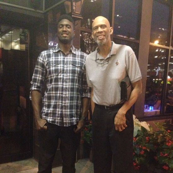 曼联客场险胜切尔西红魔重回榜首（曼联客场险胜切尔西，红魔重登积分榜首）