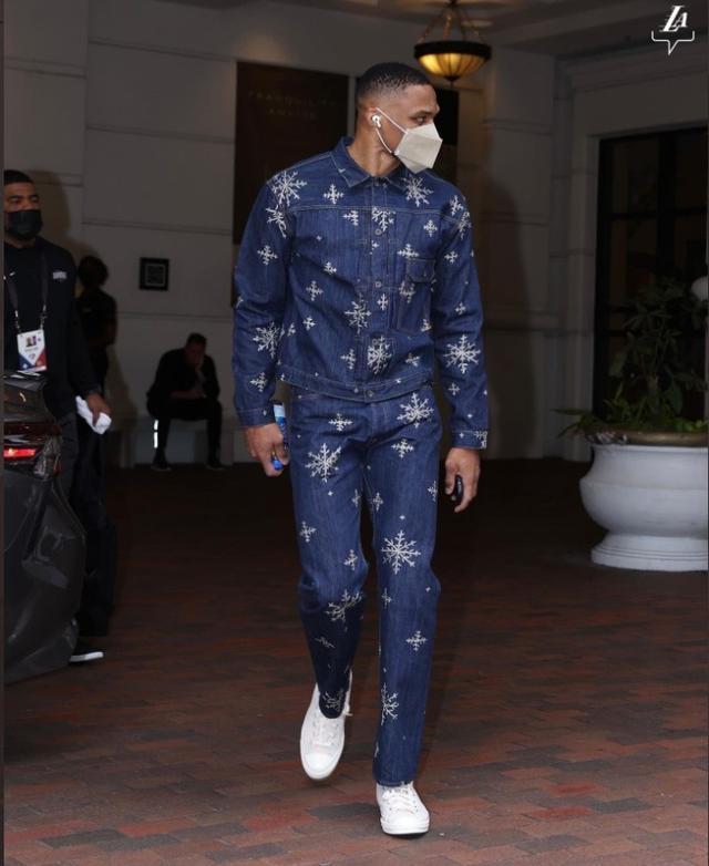 图片报：法兰克福队医私下为对手球员治疗，现已被开除（图片报称，法兰克福队医为对方球员私下看伤，已遭解雇）