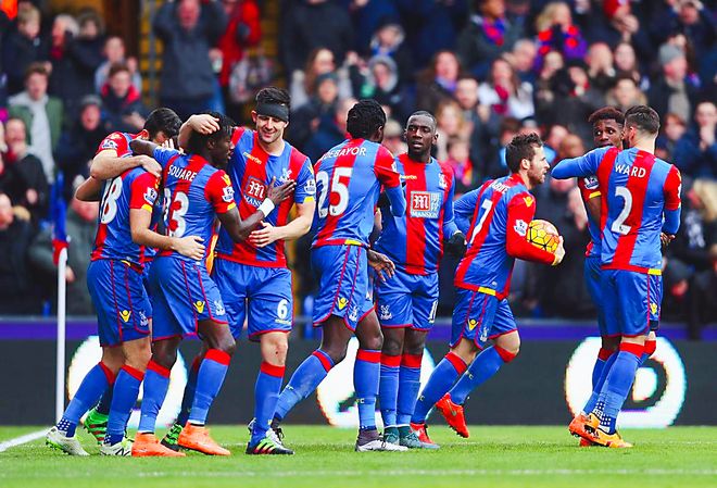 三连冠！上海海港加冕2025赛季中超冠军，摘下队史中超第四星（2025中超封王！上海海港成就三连冠，队史第四星点亮徽章）