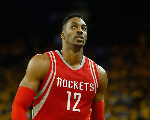 国乒输单打！王皓盯着王楚钦心事重重，梁靖崑技不如人：没好办法（国乒单打失利！王皓望向王楚钦愁绪难掩，梁靖崑技逊一筹：无计可施）